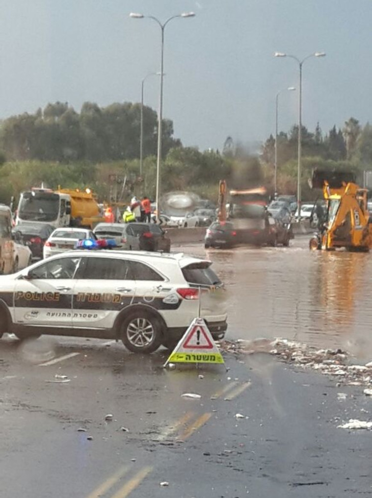 ההצפה בכביש החוף. צילום: אורית זית
