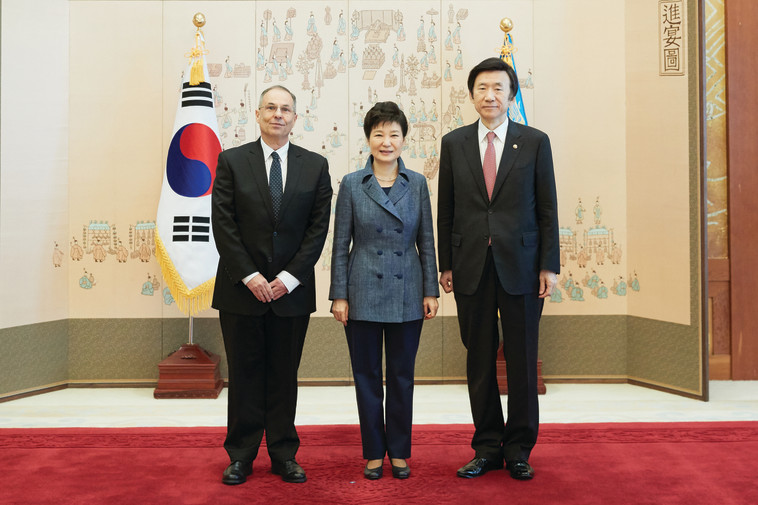 חיים חשן והנשיאה פארק לפני הדחתה. צילום: שגרירות ישראל בדרום קוריאה