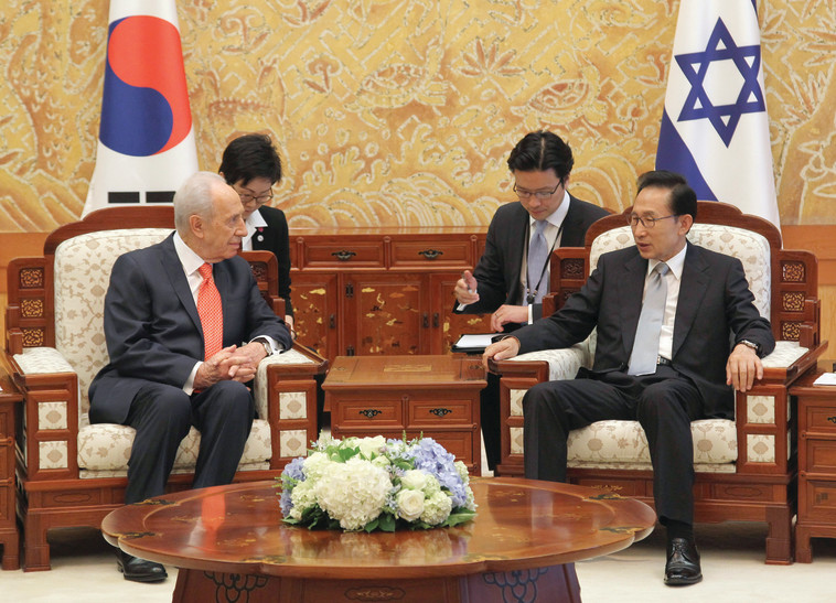 הנשיא לשעבר פרס ז"ל נפגש עם נשיא דרום קוריאה לשעבר לי מיונג-באק בביקור במדינה