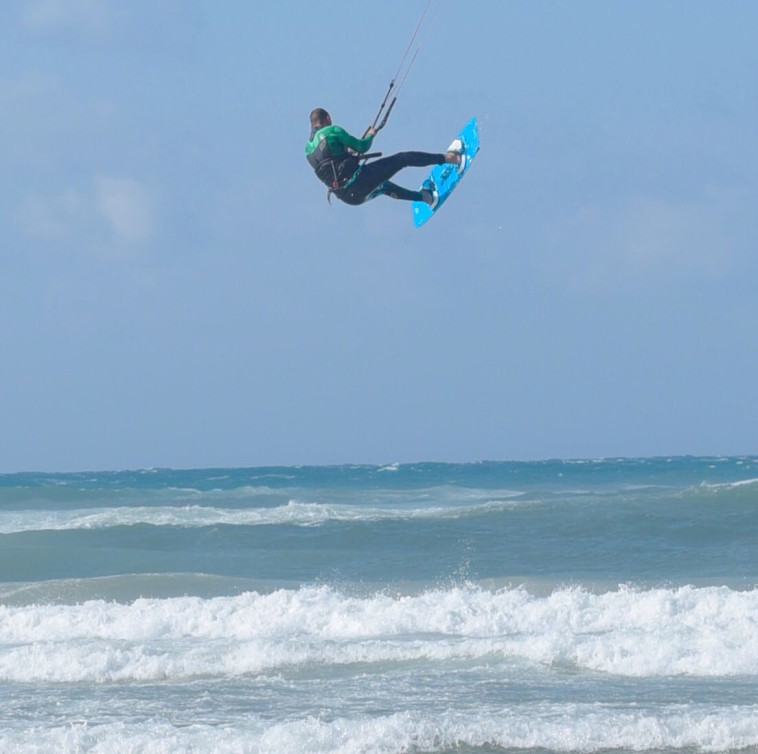 גלשן רוח בים הסוער, תל אביב. צילום: אבשלום ששוני