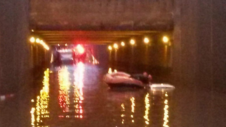 הרכב ששקע בשלולית. צילום: דוברות כבאות והצלה