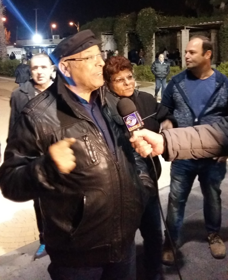 דקלון מגיע להלווייתה של אהובה עוזרי. צילום: משה כהן