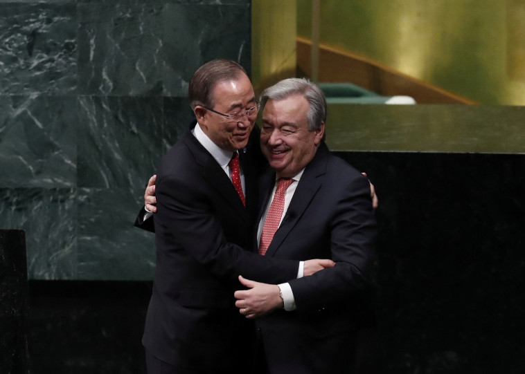 המזכ&quot;ל הנכנס אנטוניו גוטרש והיוצא באן קי מון. צילום: רויטרס