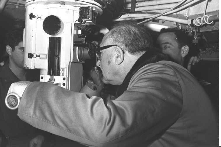 לוי אשכול בבטן הצוללת על הפריסקופ. צילום: משה מילנר, לע&quot;מ