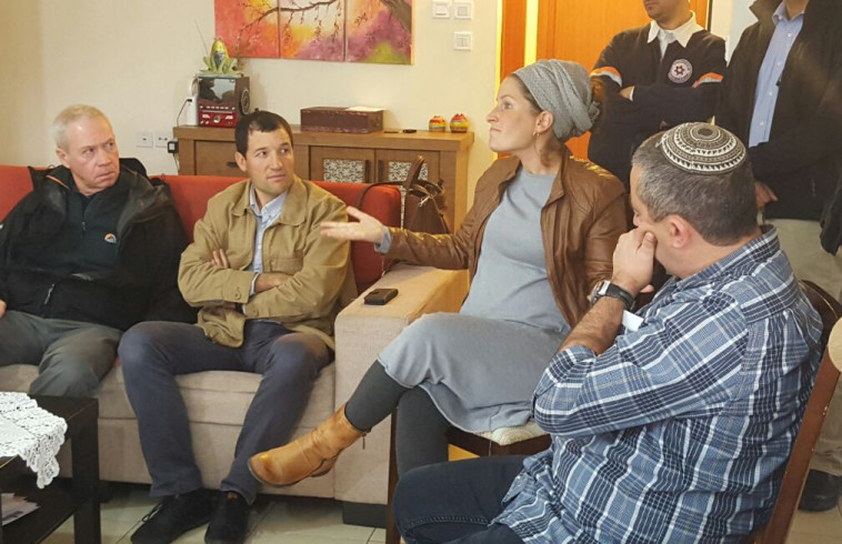 השר יואב גלנט בביקור בעמונה. צילום: ששון תירם