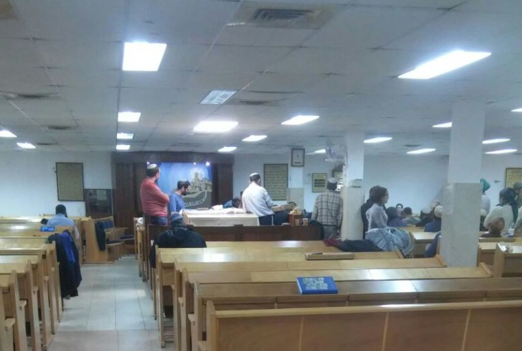 דיון תושבי עמונה במתווה החדש, היום. צילום: קרני אלדד