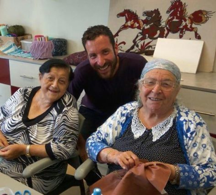 ח&quot;כ איציק שמולי עם אזרחים ותיקים