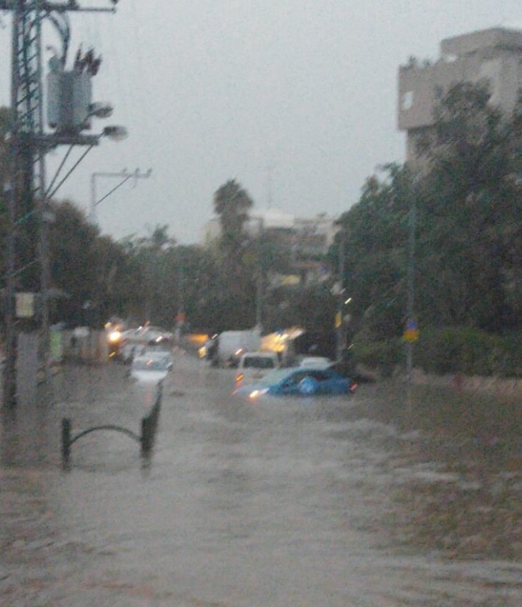 הצפות ברחוב אחוזה/הרצל ברעננה. צילום: דוברות המשטרה
