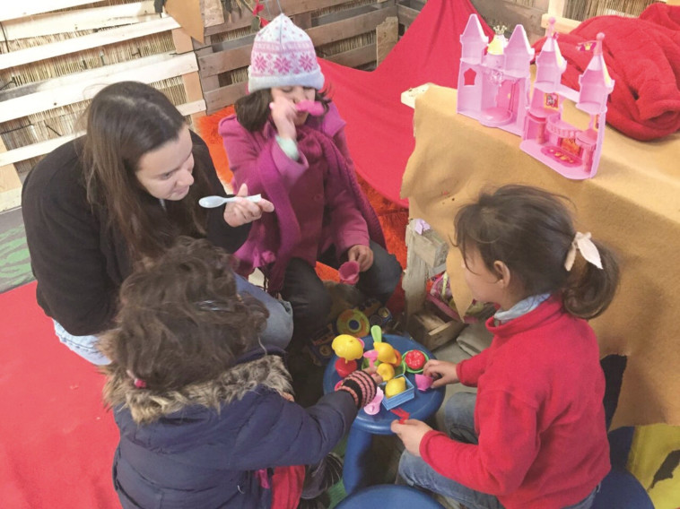 נועם אור עם ילדות סוריות בסלוניקי. &quot;יש כאלו שלא ראו אף פעם גן&quot;