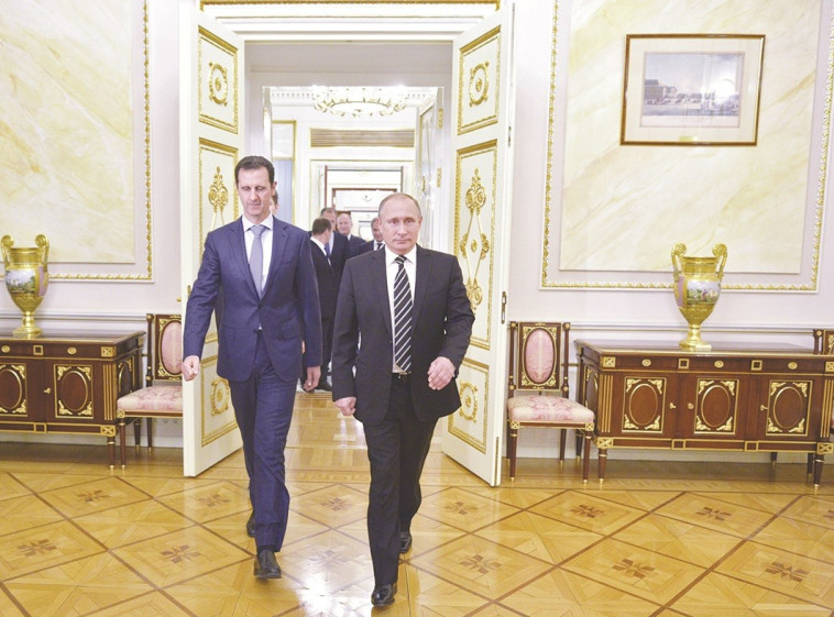 רוסיה מילאה את החלל החסר שהשאיר אובמה. ולדימיר פוטין ובשאר אל אסד, צילום: רויטרס