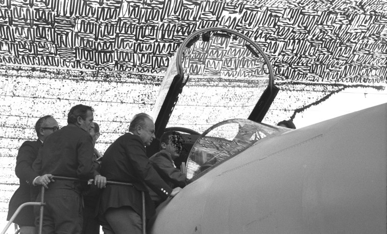 יצחק רבין בטקס קבלת מטוס ה-F15. צילום: משה מילנר, לע&quot;מ