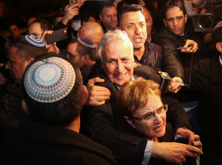 משה קצב מגיע לביתו בקרית מלאכי. צילום: פלאש 90