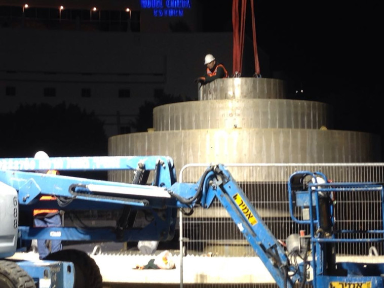 העברת המזרקה מכיכר דיזנגוף. צילום: אבשלום ששוני