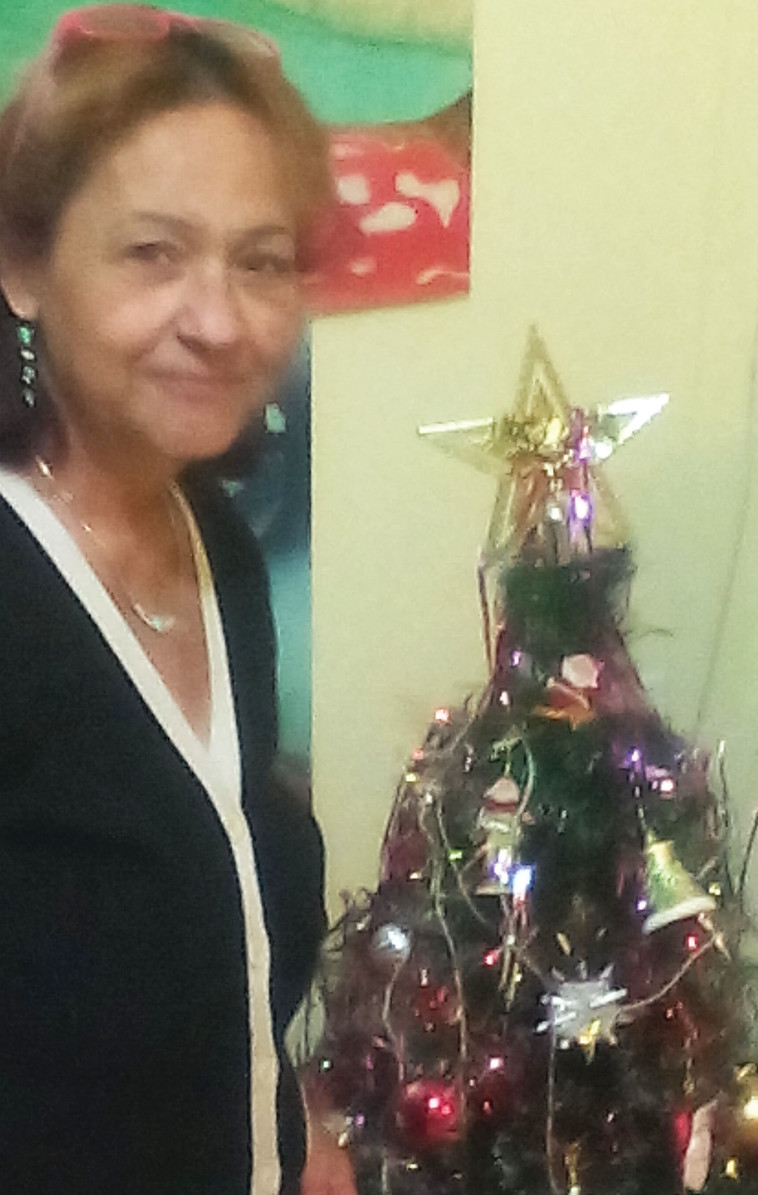 דברת ועץ חג המולד. צילום: אלבום פרטי