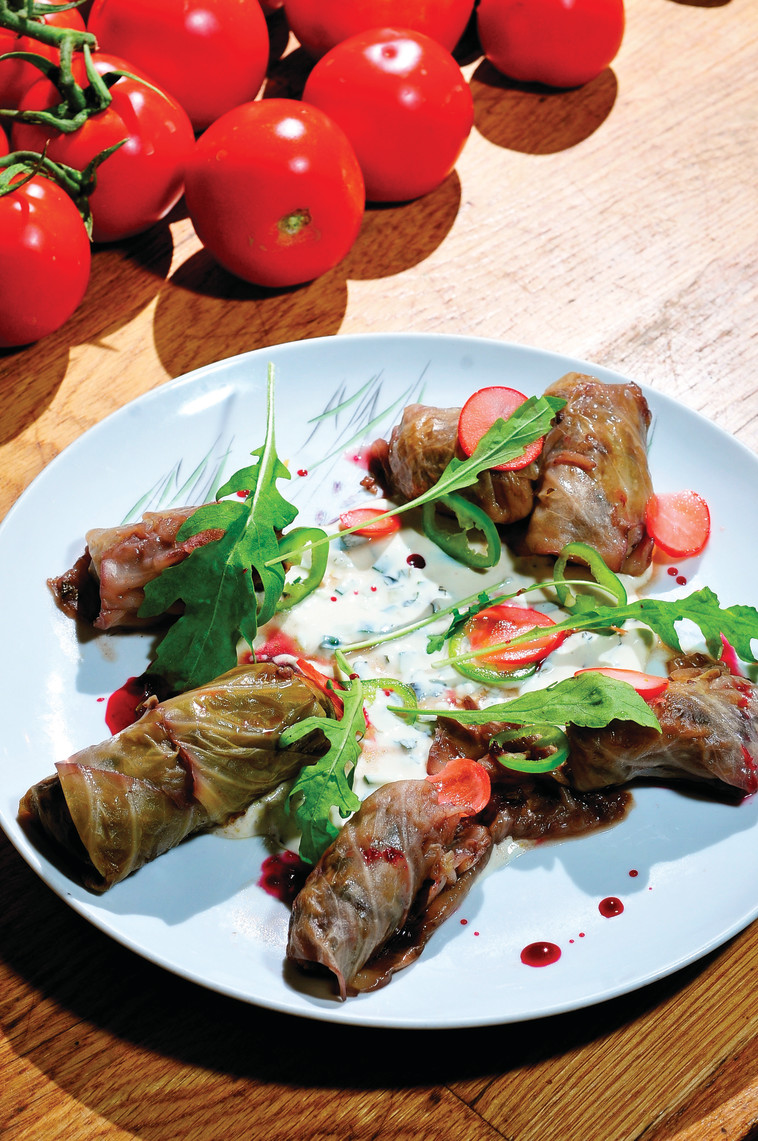 אותה מנה הייתה נמכרת כנראה במסעדת פועלים בחצי מחיר. מלפוף של סבתא אירן. צילום: יח&quot;צ