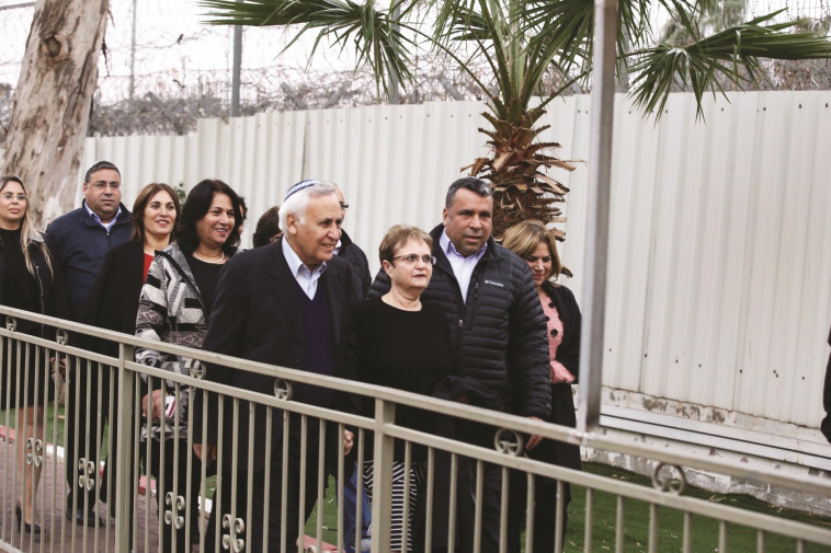 משה קצב משתחרר מכלא מעשיהו. צילום: אלוני מור