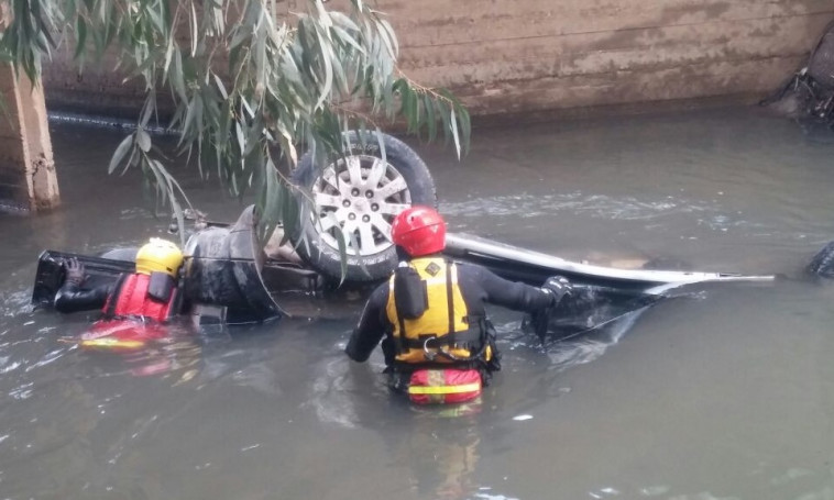 חילוץ פצועים מהרכב שהתהפך. צילום: דוברות המשטרה