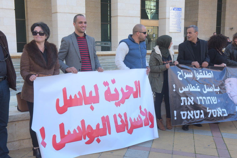 הפגנה למען ח&quot;כ גטאס מחוץ לכנסת. צילום: אבשלום ששוני