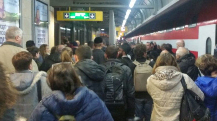 עומס בתחנת כפר סבא אחרי שיבושים בתנועת הרכבת. צילום: רותם כהן הנדרי