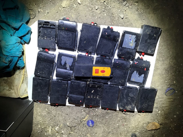 מנגנוני הפעלה למטעני נפץ. צילום: דוברות המשטרה