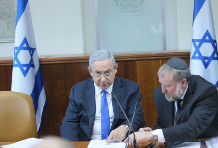 מנדלבליט עם נתניהו. &quot;דעת היועמ&quot;ש נדרשת&quot;. צילום: פלאש 90