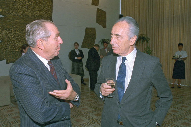 שמעון פרס וחיים הרצוג. צילום: יעקב סער, לע&quot;מ