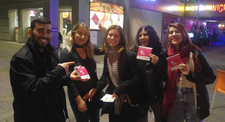 חלוקת ערכות לגילוי סם אונס, אמש. צילום: דוברות המשטרה