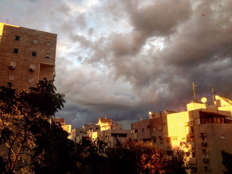 שמים מעוננים מעל לחולון. צילום: אבשלום ששוני