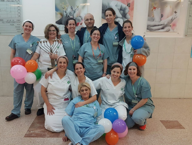 הצוות חוגג שיא לידות. צילום: דוברות בית החולים סורוקה