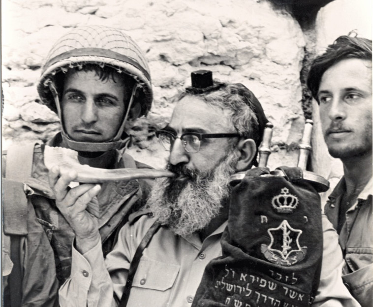הרב שלמה גורן תוקע בשופר בכותל המערבי . צילום: ארכיון צה&quot;ל במשרד הביטחון
