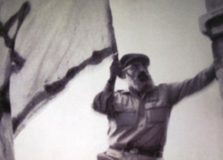 הרב שלמה גורן מניף את דגל ישראל במערת המכפלה