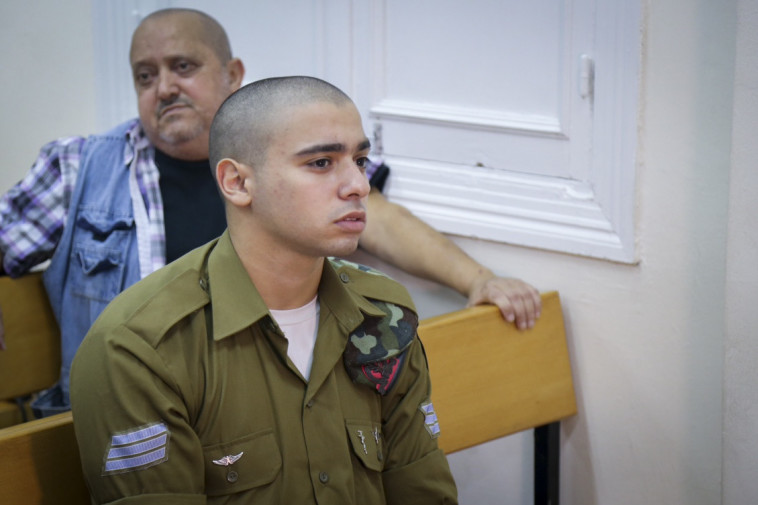 אלאור אזריה ואביו צ'ארלי בבית הדין הצבאי. צילום: פלאש 90 אלאור אזריה ואביו צ'ארלי בבית הדין הצבאי. צילום: פלאש 90