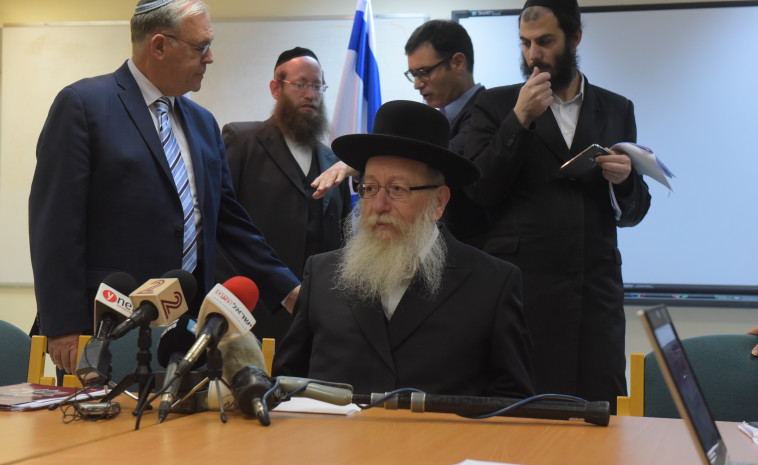 שר הבריאות יעקב ליצמן במסיבת העיתונאים, היום. צילום: אבשלום ששוני