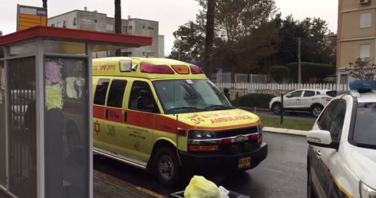 אמבולנס מד&quot;א בזירת האירוע שבו אמא רצחה את בנה והתאבדה בעכו. צילום: דוברות מד&quot;א