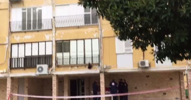 כוחות משטרה בבניין המגורים בעכו. צילום: דוברות מד&quot;א