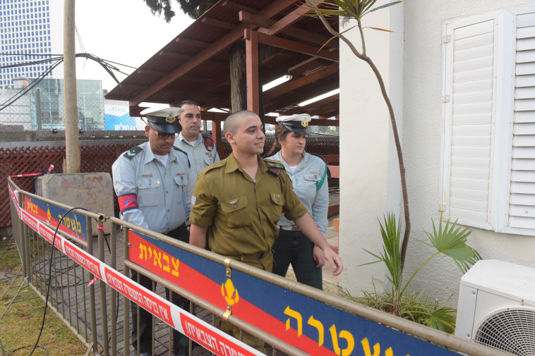 אזריה מגיע לבית הדין הצבאי בקריה. צילום: אבשלום ששוני