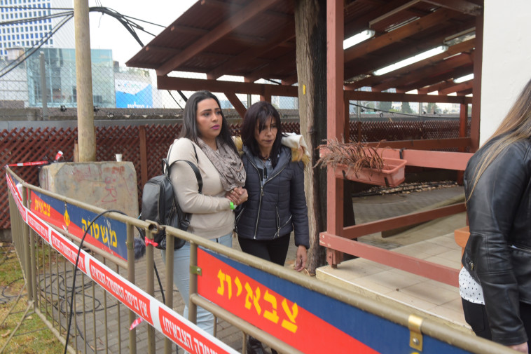 אמו ואחותו של אלאור אזריה מגיעות לבית הדין. צילום: אבשלום ששוני