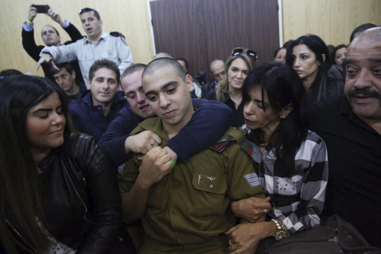 אזריה עם אמו וחברתו בבית הדין. צילום: מרים אלסטר, פלאש 90