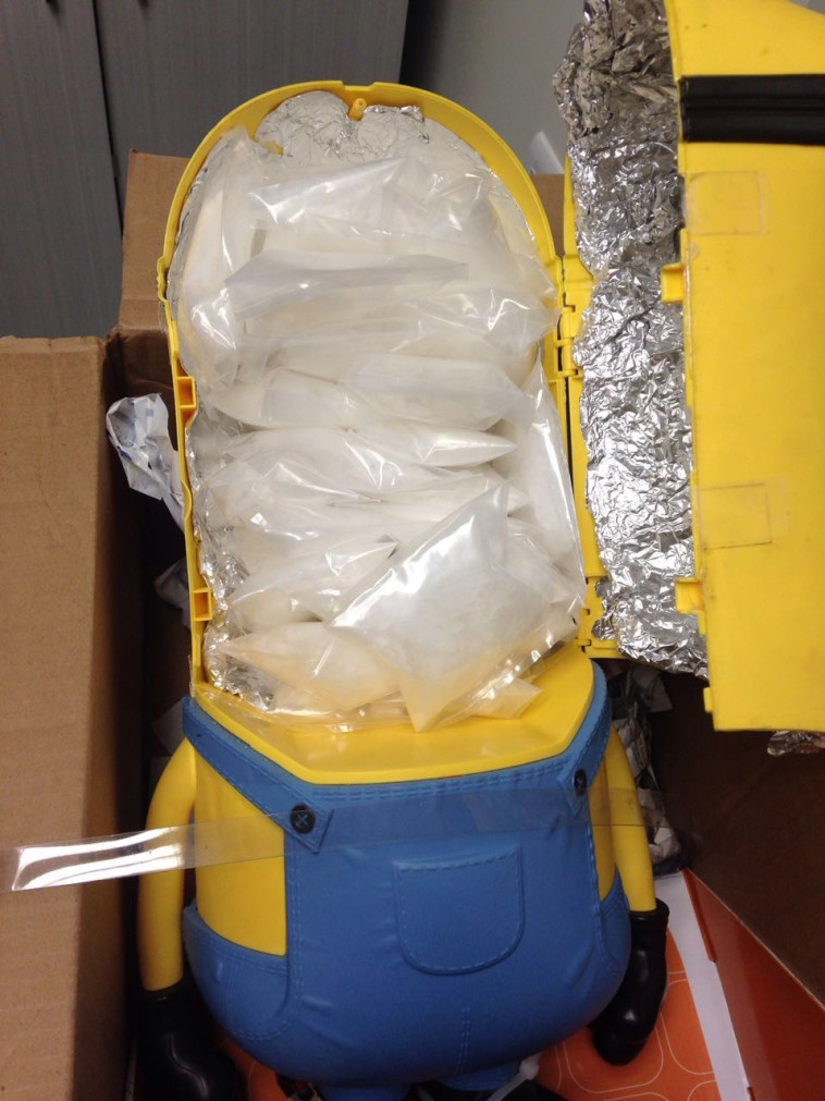 בובת מיניונים שהוברחו בה הסמים. צילום: דוברות המשטרה