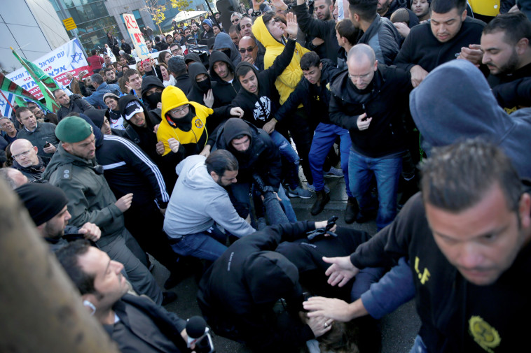 הפגנה מחוץ לאולם בו הורשע אזריה. צילום: רויטרס