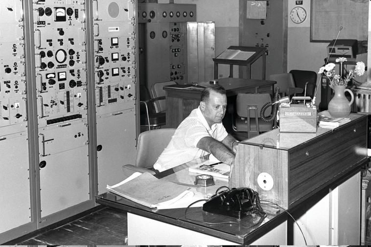 אשר קיסר בחדר הבקרה רדיו רמאללה. אילן ברונר, לע''מ 