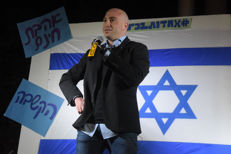 זיו שילוני, בהפגנה במוצ"ש. צילום: אבשלום ששוני