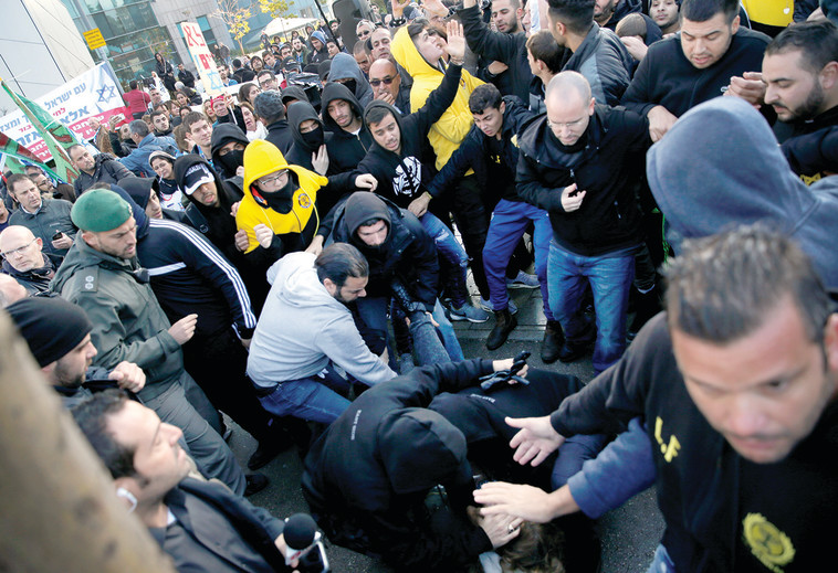 הפגנות תמיכה באלאור אזריה. צילום ארכיון: רויטרס