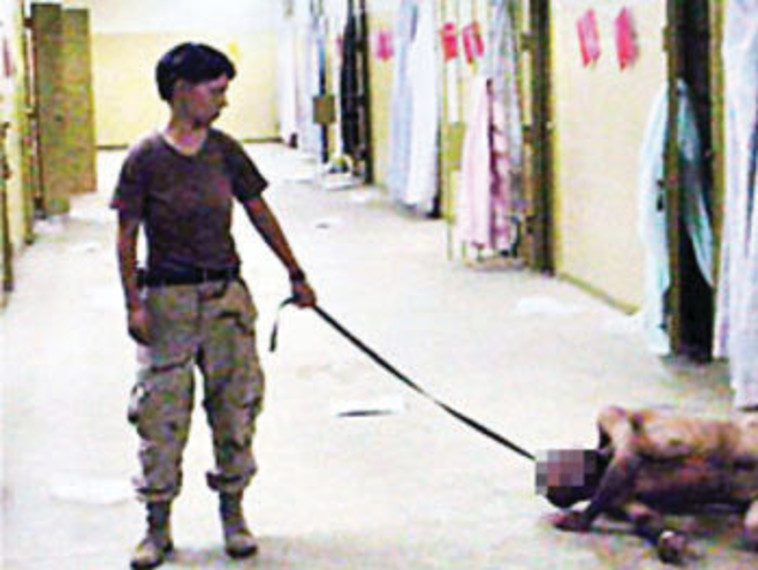 לינדי אינגלנד באחת התמונות שפוצצו את פרשת ההתעללות באסירים עיראקים באבו־גרייב. צילום: צילום מסך