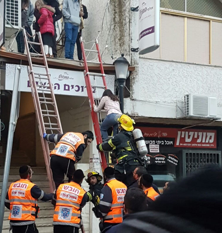 חילוץ אזרחים מבית המלון בצפת. צילום: דוברות כבאות מחוז צפון
