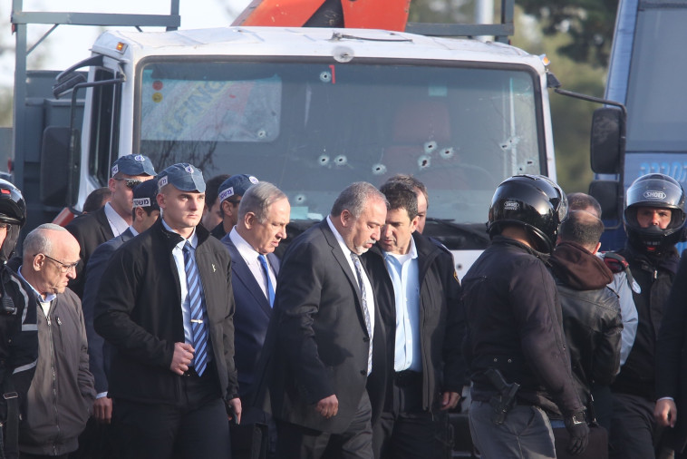 נתניהו וליברמן בזירת הפיגוע. צילום: מרק ישראל סלם