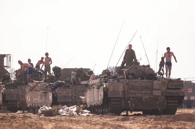 גם הטנק חשוב. שיירת שריון בצוק איתן, צילום: יונתן זינדל, פלאש 90