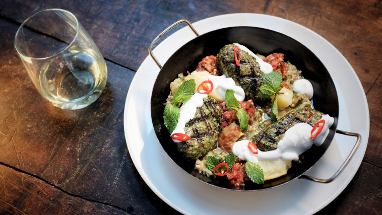 המנה המאכזבת של הערב. קבב דגים ב-Table Talk. צילום: ארנסט גרוב