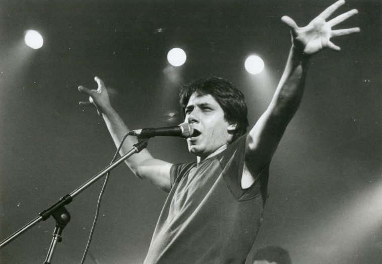 מאיר בנאי על הבמה, 1988. צילום: עופר קרני