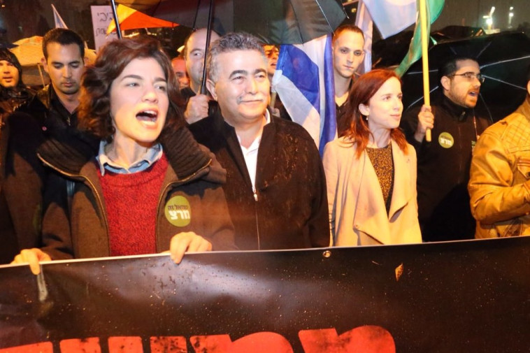 סתיו שפיר, עמיר פרץ ותמר זנדברג בהפגנה. צילום: אבשלום ששוני